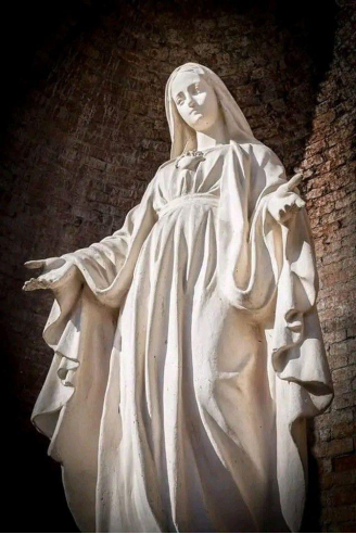 Statue der Jungfrau Maria