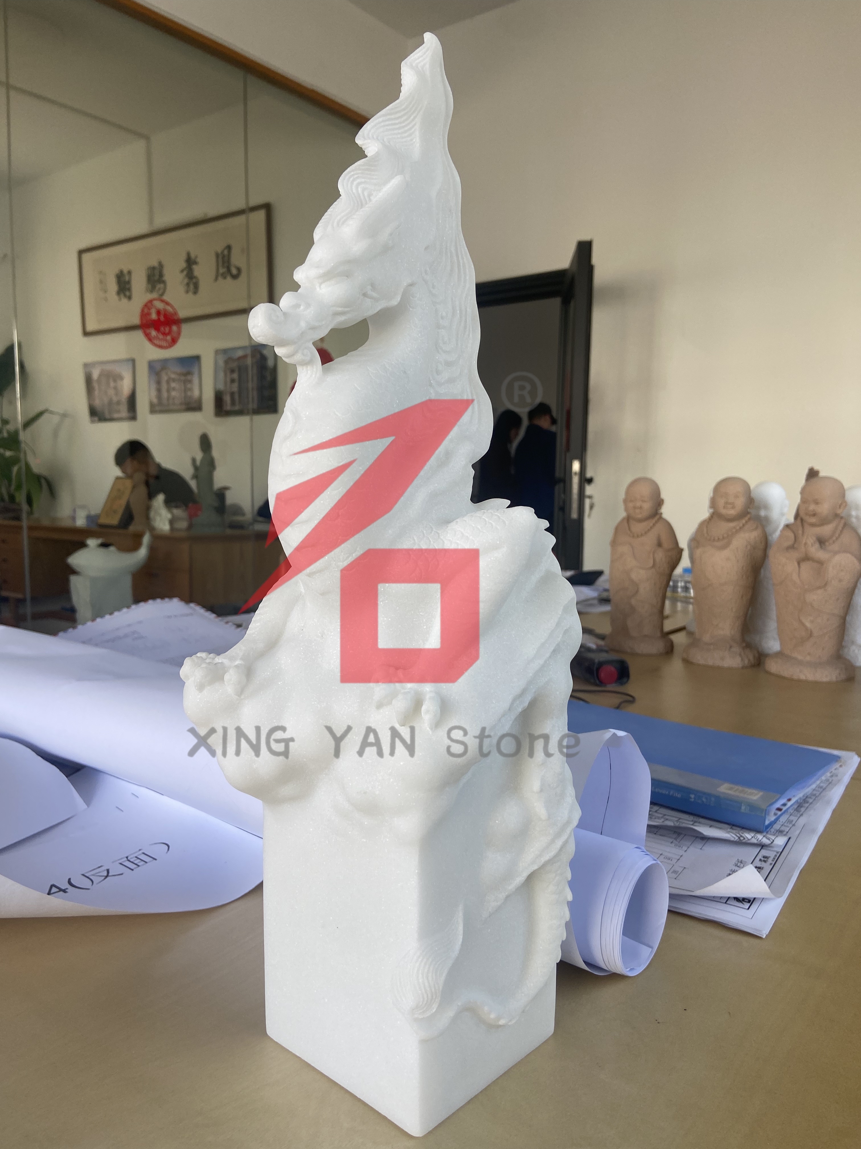 Steinschnitzereien im chinesischen Stil erfreuen sich auf europäischen und amerikanischen Gedenkstättenmärkten wachsender Beliebtheit