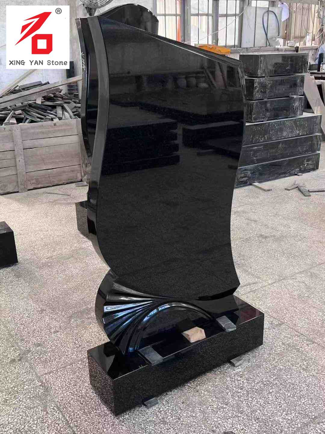 Schwarz geformter künstlerischer Grabstein