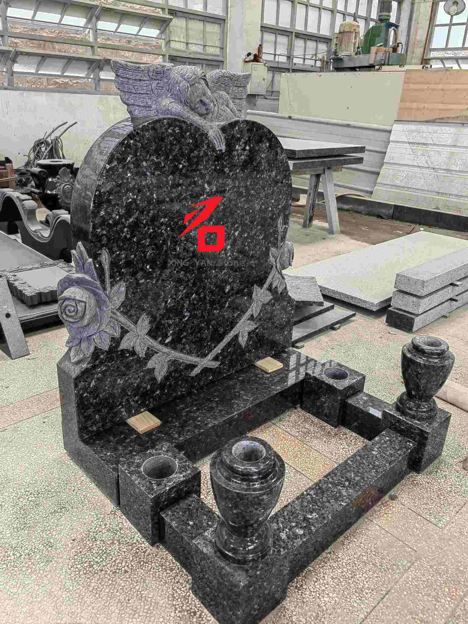 Blauer Perlmutt-Granit-Grabstein in Form eines herzförmigen Engels