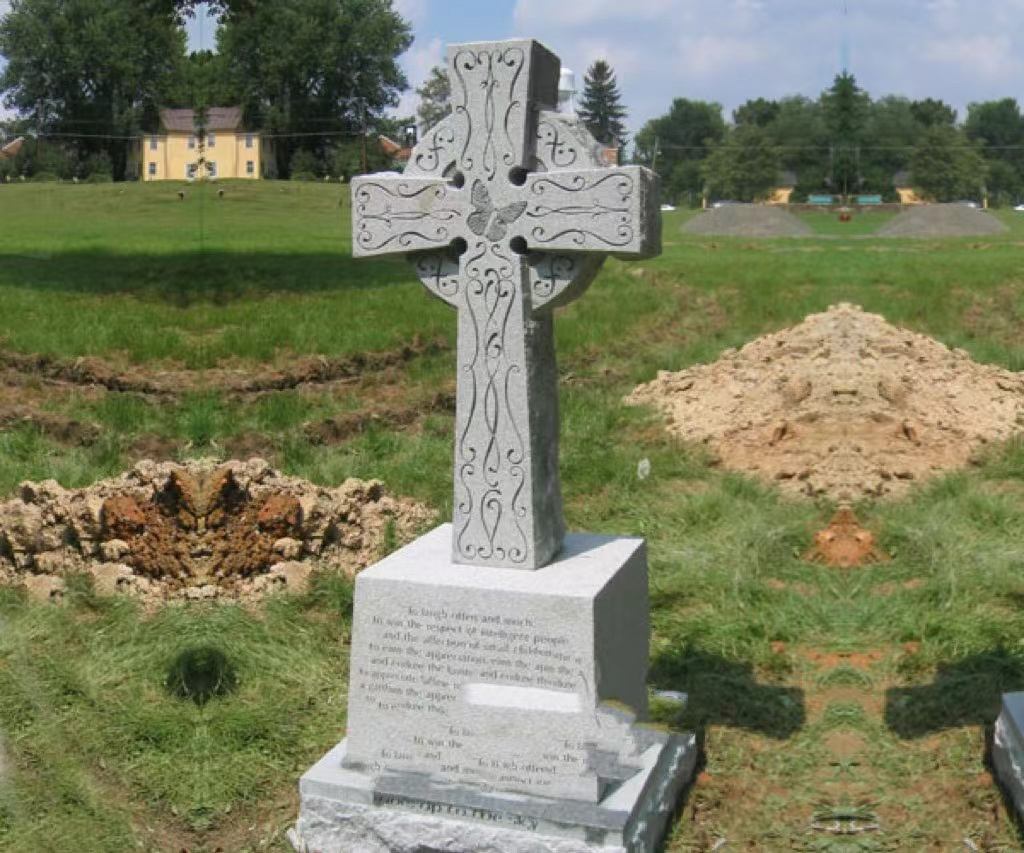Keltisches Kreuz geschnitztes Denkmal