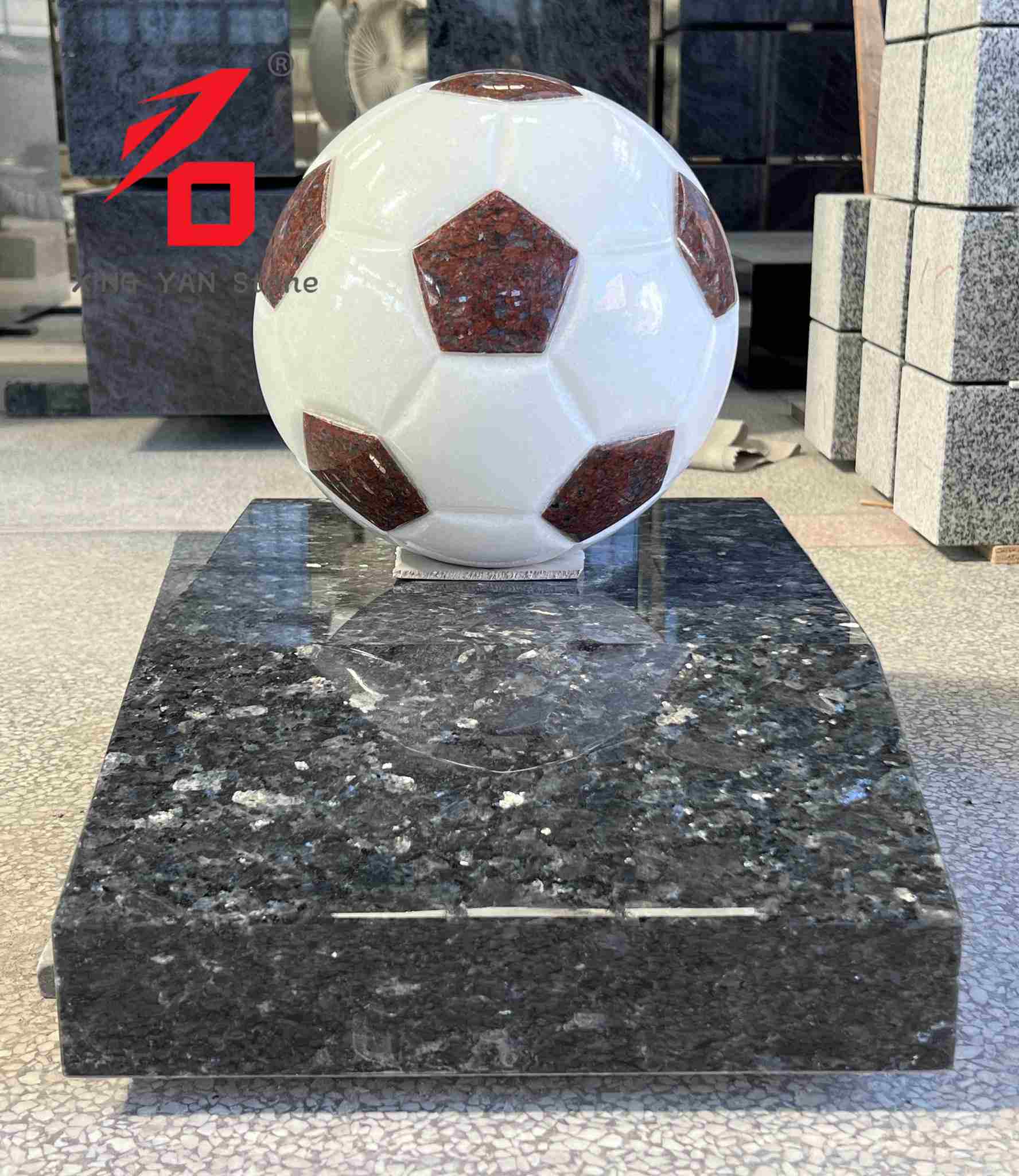 Fußballförmige Kunstskulptur aus Granit