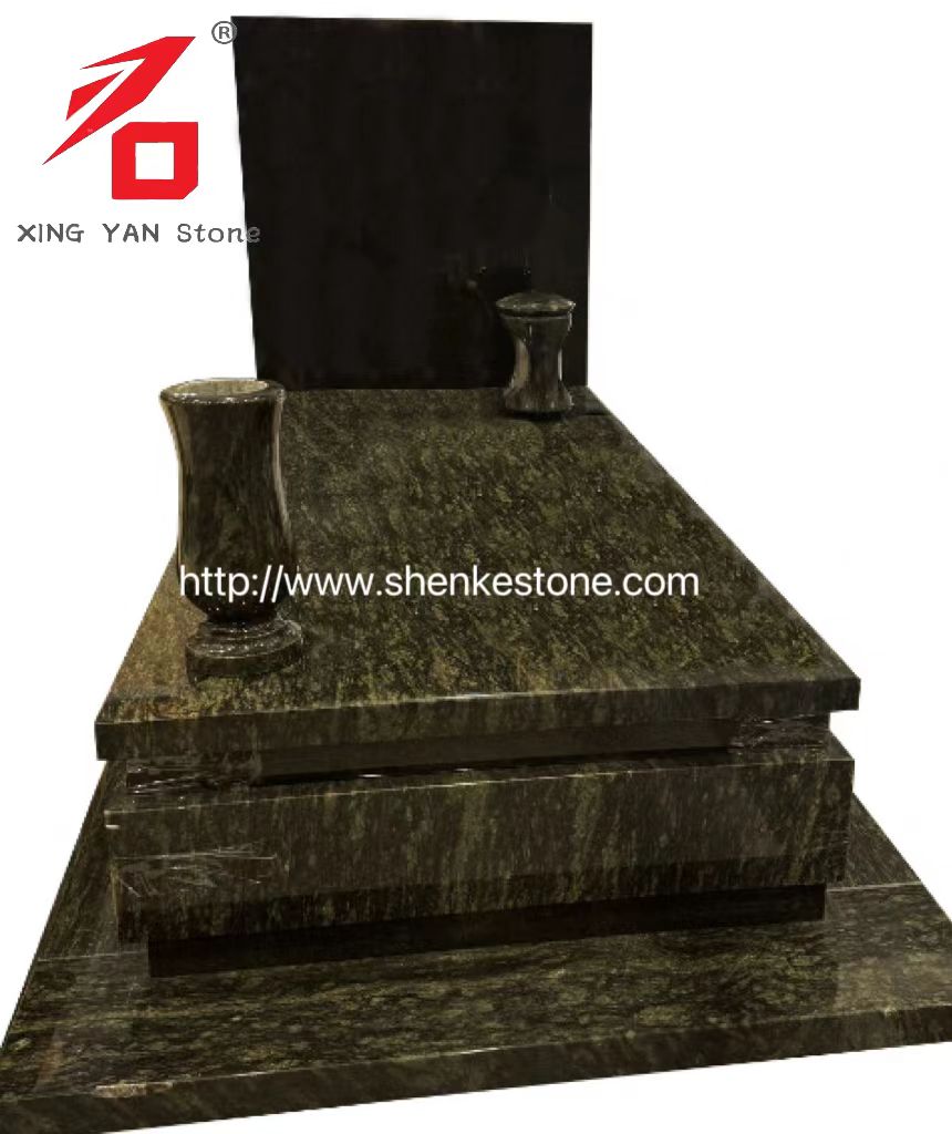 Olivengrün -Granitdenkmal und stützende schwarze Steintafeln, Vasen und Laternen