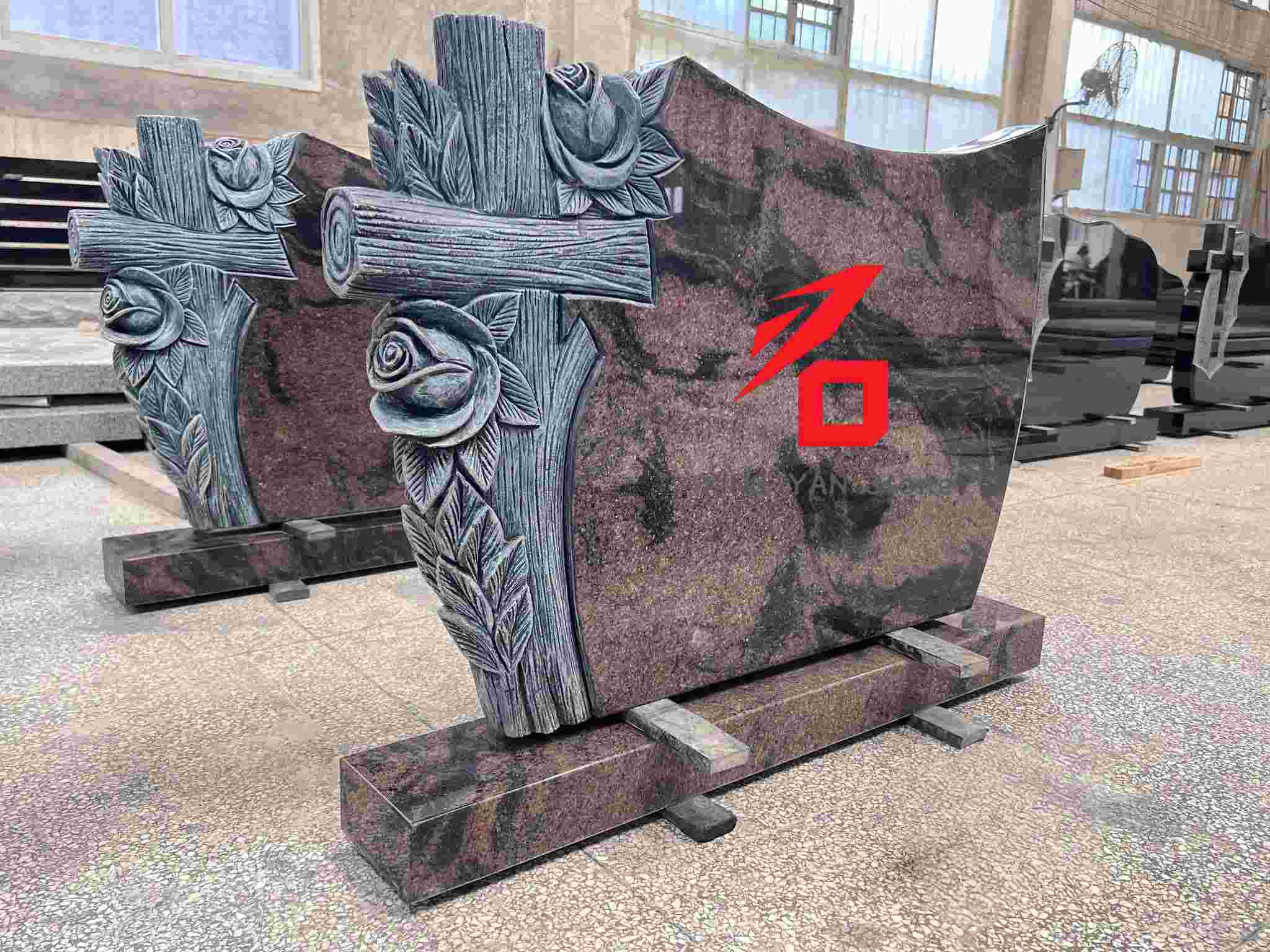 Gedenkgrabstein mit Rosen- und Kreuzmuster