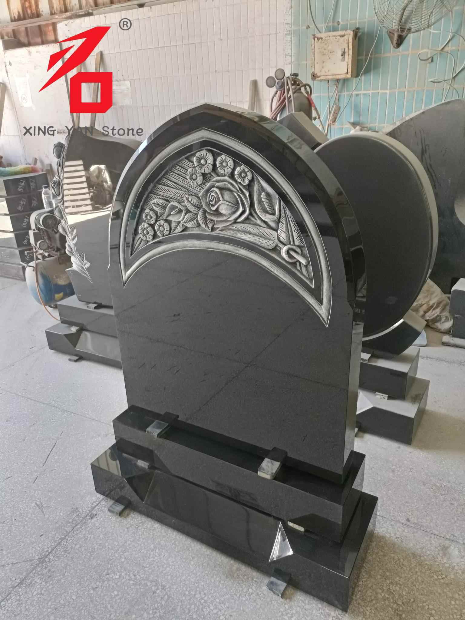 Rosengeschnitzter Grabstein, gewölbter Grabstein aus schwarzem Granit