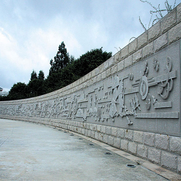 Steinrelief im Freien