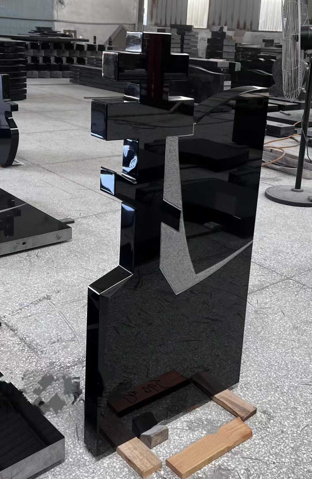 Kreativer geometrischer schwarzer Grabstein von Xingyan